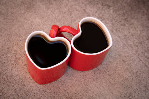 발렌타인 데이 레드 커피 머그잔 두 개 - connection usa coffee cup mug 뉴스 사진 이미지