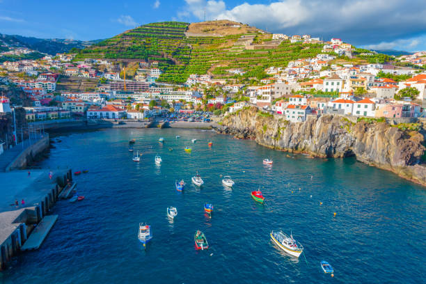 vista aérea con drones del panorama del pueblo de camara de lobos cerca de funchal, madeira - madeira fotografías e imágenes de stock