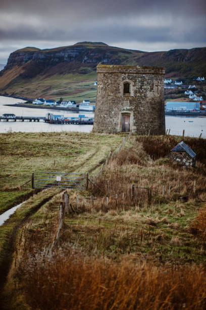 old church on coast - cottage scotland scottish culture holiday imagens e fotografias de stock