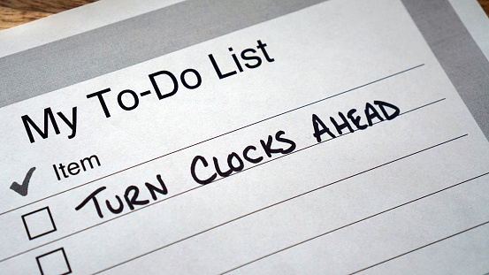 To do list reminder to turn clocks ahead in spring at the beginning of daylight saving time.