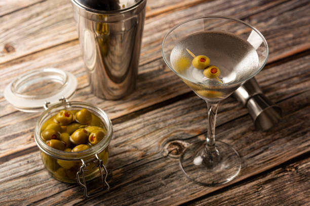 boisson martini sèche aux olives vertes. - dry vermouth photos et images de collection
