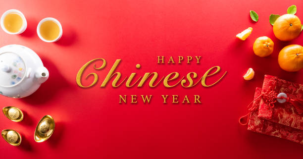 Chinese new year decorations made from red packet, orange and gold ingots or golden lump on a red background. Chinese characters FU in the article refer to fortune good luck, wealth, money flow. decoraciones de año nuevo chino hechas de paquetes rojos, lingotes naranjas y dorados o bultos dorados sobre un fondo rojo. los caracteres chinos fu en el artículo se refieren a la fortuna, la buena suerte, la riqueza, el flujo de dinero.