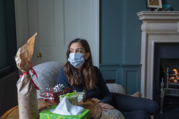 mujer joven se relaja en la sala de estar, en casa - people purity personal accessory handkerchief fotografías e imágenes de stock