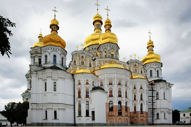 cattedrale della dormizione a kiev pechersk lavra a kiev ucraina - kyiv orthodox church dome monastery foto e immagini stock