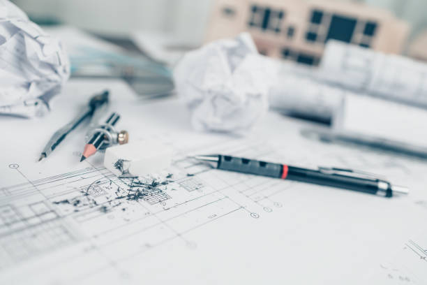 블루프린트 를 작업하는 드로잉 디자인에 지우개 부스러기, 나침반 및 연필. 하우스 기획 설계 및 건설 개념. - business construction eraser blueprint 뉴스 사진 이미지