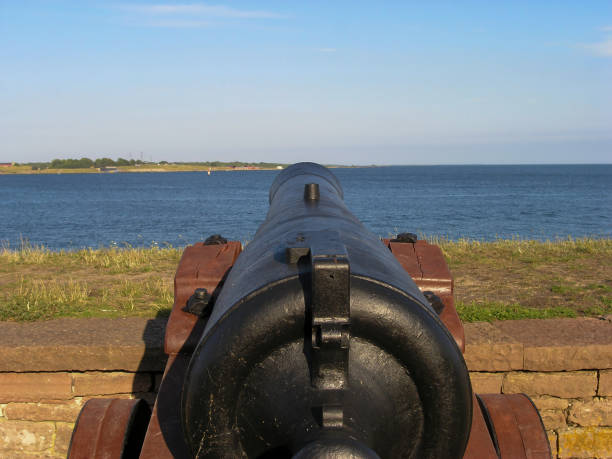 vieux canon pointant vers la mer baltique sur la côte autour de karlskrona, suède - kalmar photos et images de collection