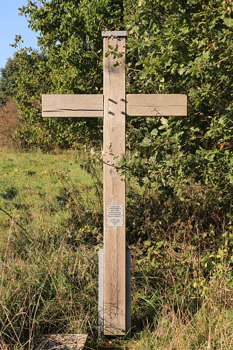 Oktober 08, 2021, Iserlohn: Wooden cross on the edge of the field in the Rheinen district of Iserlohn