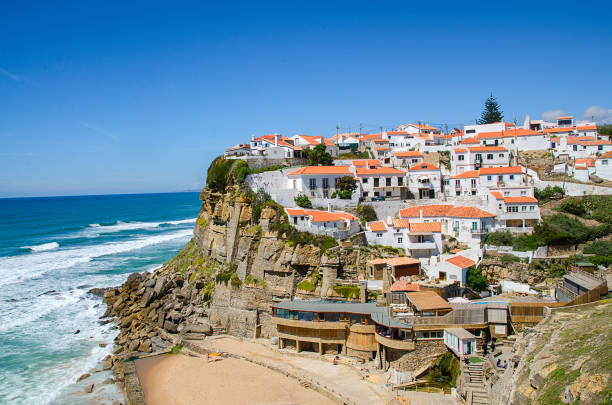 hermosa vista costera de praia azenhas do mar cerca de sintra, lisboa. praia azenhas do mar es una de las mejores playas de portugal. - azenhas do mar fotografías e imágenes de stock