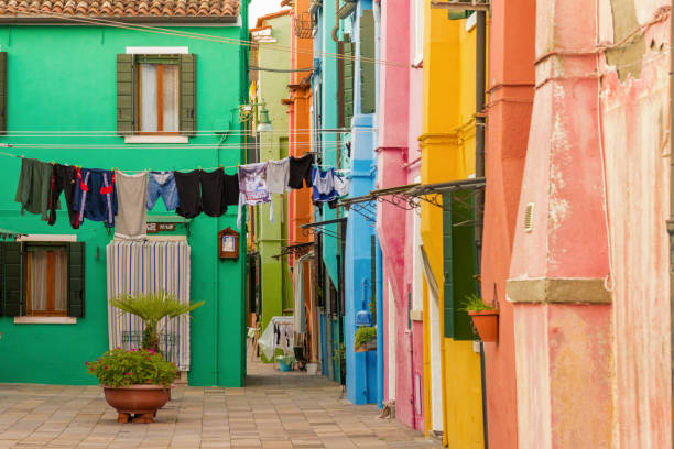 istock Insel Burano in der Lagune von Venedig 1364561325