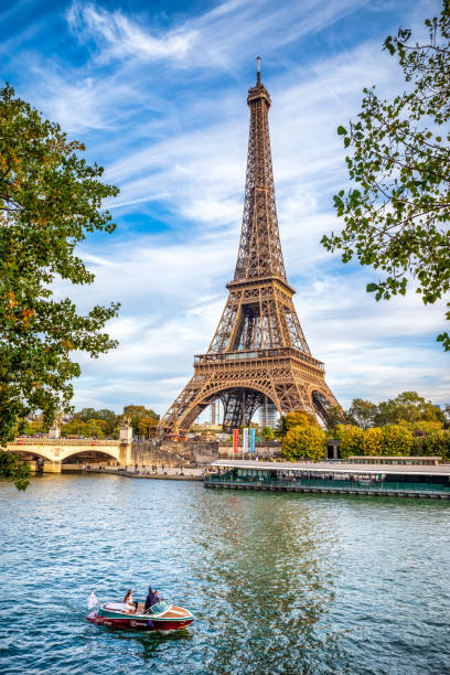 パリのエッフェル塔 - beautiful blue sport vertical ストックフォトと画像