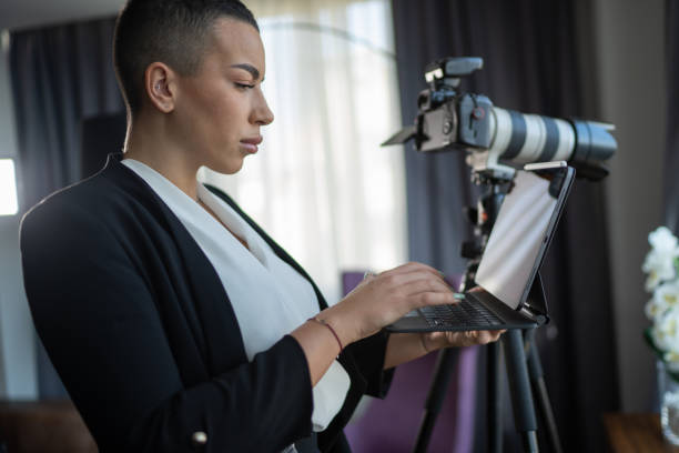 istock Female detective using tablet during surveilance in apartment 1364567520