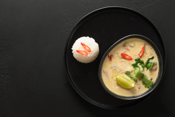 sopa asiática tom kha gai. coco picante con pollo, tomate cherry. - coconut milk soup fotografías e imágenes de stock