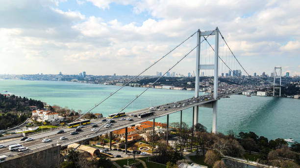 vista aérea da ponte do bósforo de istambul, vista da cidade de istambul, drone na turquia imagens 4k, vista aérea da ponte - bósforo - fotografias e filmes do acervo