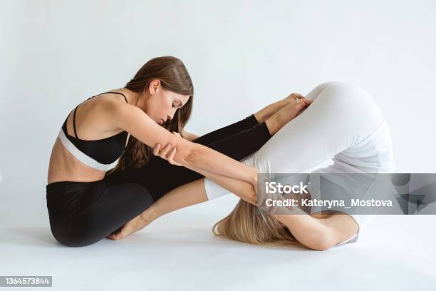 Jovem Mulher Ativa Com Joelhos Dobrados Chão Exercitando Com Cordas fotos,  imagens de © SeventyFour #248932408