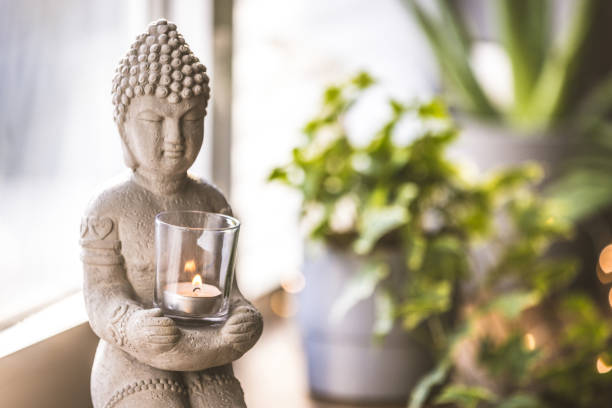 estatua de buda y una pequeña meditación - fengshui fotografías e imágenes de stock