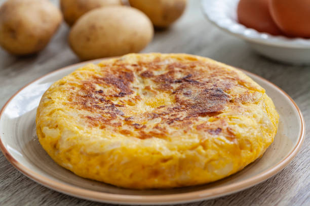 spanisches kartoffelomelett auf dem tisch - spanisches omelett stock-fotos und bilder
