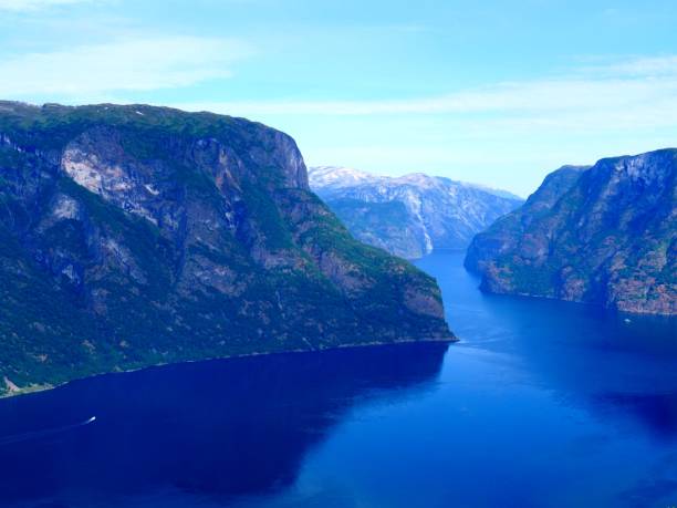 ノルウェーのアウルラントスフィヨルドのフィヨルド風景 - aurlandfjord ストックフォトと画像