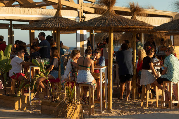 personnes buvant des bières dans un bar de plage chiringuito, espagne - cadiz andalusia beach spain photos et images de collection