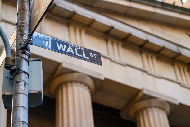 뉴욕 월가의 월스트리트는 뉴욕시의 금융 지구입니다. 상장기업의 시가총액으로 세계 최대 증권거래소인 뉴욕증권거래소의 본거지입니다. - wall street stock exchange new york city new york stock exchange 뉴스 사진 이미지