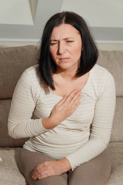 mujer madura de mediana edad que tiene un ataque al corazón. mujer que sufre de dolor en el pecho. cuidado de la salud y concepto cardiológico. - human heart physical pressure arterial doctor fotografías e imágenes de stock