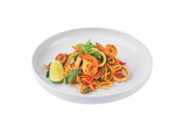 spaghetti tom yum frutti di mare in piatto bianco - tom tom yum meal soup foto e immagini stock