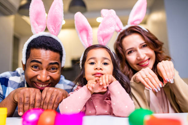 familia de raza mixta colorear huevos de pascua en la sala de estar - vacations two generation family holiday easter fotografías e imágenes de stock