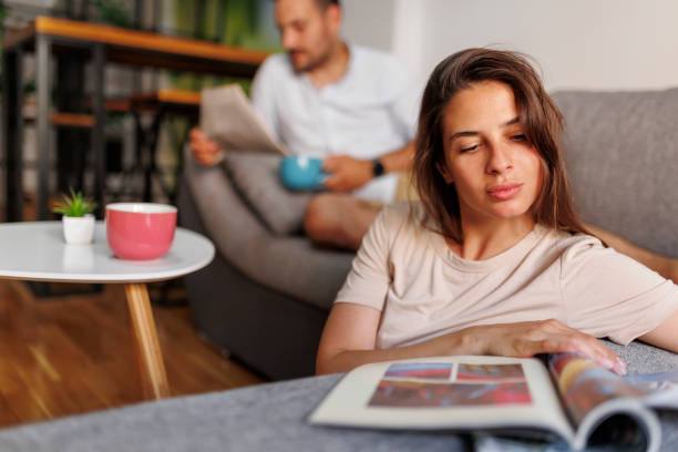 couple lisant et buvant un café le matin - reading newspaper men magazine photos et images de collection