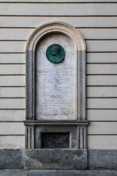 pierre tombale apposée en 1944 pour le 100e anniversaire de la naissance du philosophe allemand friedrich nietzsche, qui a vécu dans ce bâtiment à turin entre 1888 et 1889, turin, piémont, italie - friedrich nietzsche photos et images de collection