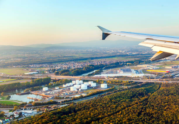 フランクフルト空港の入口の眺めをもつオイル駅 - 3445 ストックフォトと画像