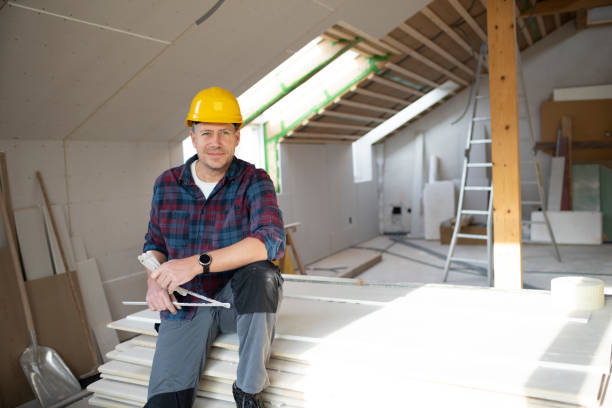 hombre en el sitio de construcción con casco amarillo - construction worker architect construction manual worker fotografías e imágenes de stock
