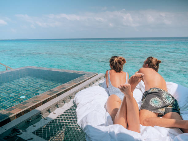 pareja que se relaja en un hotel de lujo en las maldivas - honeymoon beach swimming pool couple fotografías e imágenes de stock