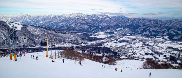 alpine ski resort in hakuba, japan - hida bergketen stockfoto's en -beelden