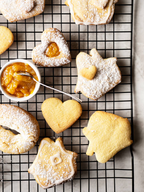 biscotto con marmellata, biscotti linzer con marmellata, biscotti di natale, san valentino, biscotto, pasta frolla, biscotto di pane corto - marmalade baked biscuit brown foto e immagini stock