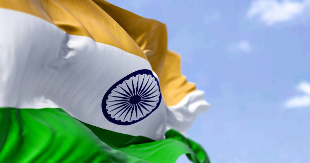 primo piano dettagliato della bandiera nazionale dell'india che sventola nel vento in una giornata limpida - clear sky outdoors horizontal close up foto e immagini stock