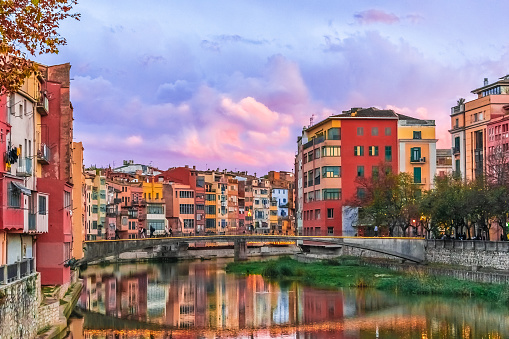 Paisaje nocturno del casco antiguo de Girona con nubes rosadas sobre el puente Pont den Gomez o de la princesa, España photo