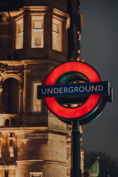 cartel del metro de londres en la entrada de la estación de russel square, londres, reino unido. - london underground fotografías e imágenes de stock