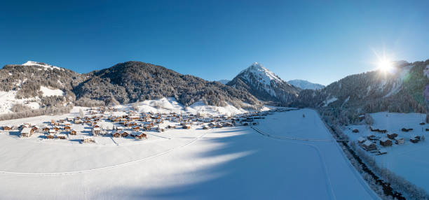 산의 눈 덮인 마을의 공중 보기 - ski resort village austria winter 뉴스 사진 이미지