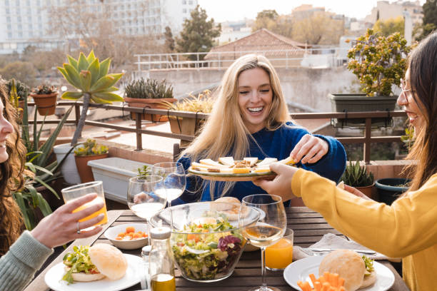 multirassische freunde, die spaß daran haben, veganes essen im terrassenrestaurant zu essen und zu trinken - konzentrieren sie sich auf das gesicht des zentrumsmädchens - freunde imbiss großstadt stock-fotos und bilder