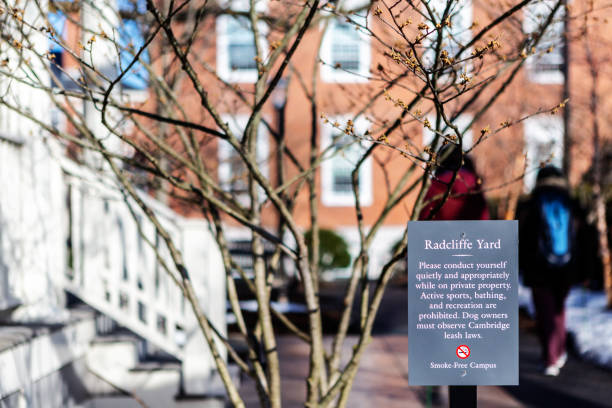 schild am eingang zum radcliffe yard - harvard university - cambridge massachusetts - massachusetts boston harvard university sign stock-fotos und bilder