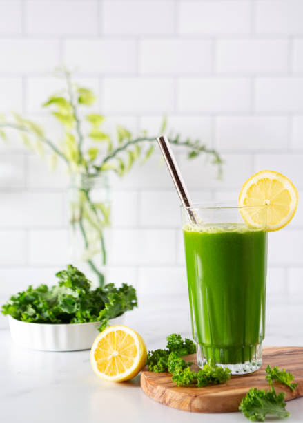 gesunder und erfrischender hausgemachter grüner gemüsesaft - chlorophyll green smoothie smoothie vegetable stock-fotos und bilder