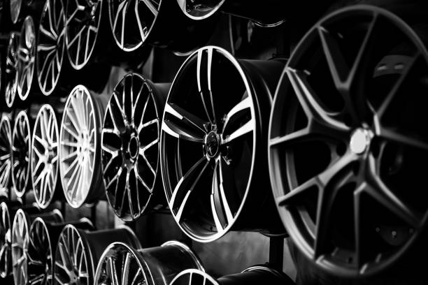 rodas de liga de carro em uma loja, foco seletivo - alloy wheel - fotografias e filmes do acervo