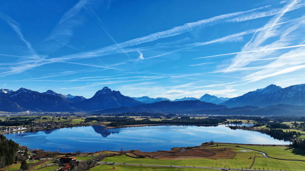 luftbild mit drohne vom hopfensee in bayern im winter - bayerische alpen stock-fotos und bilder