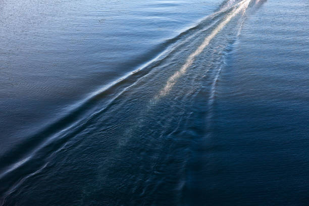 estela del barco en la superficie del agua - sea high angle view water tranquil scene fotografías e imágenes de stock