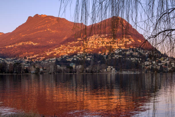 monte bre nad jeziorem lugano o godzinie złotej - ticino canton mountain lake lugano lake zdjęcia i obrazy z banku zdjęć