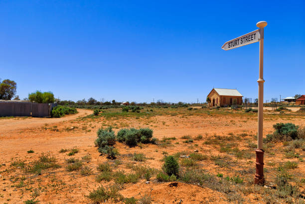 silverton surt drogowskaz - town australia desert remote zdjęcia i obrazy z banku zdjęć