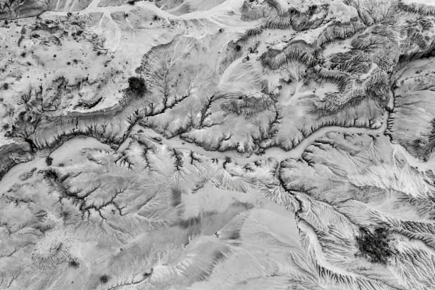 istock D Mungo lake dry creek left to right BW 1364722799