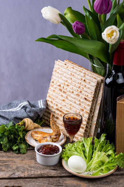 symbolisch des jüdischen feiertags pesah - passover seder seder plate table stock-fotos und bilder