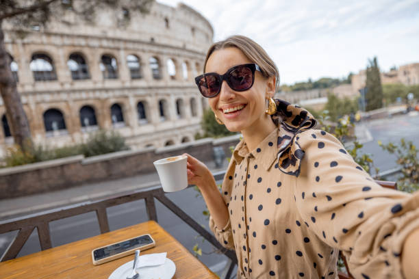 mulher no café ao ar livre em frente ao coliseu em roma, itália - italy coliseum rome italian culture - fotografias e filmes do acervo