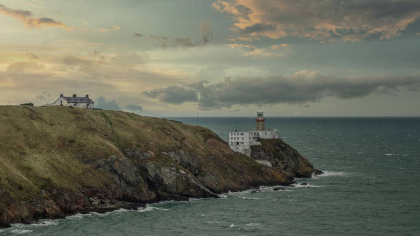 маяк бейли на полуострове хоут-хед, ирландия - dublin ireland стоковые фото и изображения