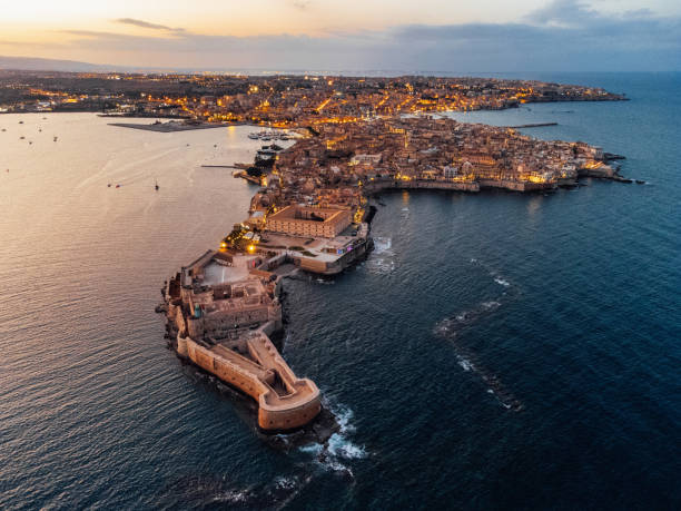 aerial view of ortigia island and siracusa city at sunset - sicilië stockfoto's en -beelden
